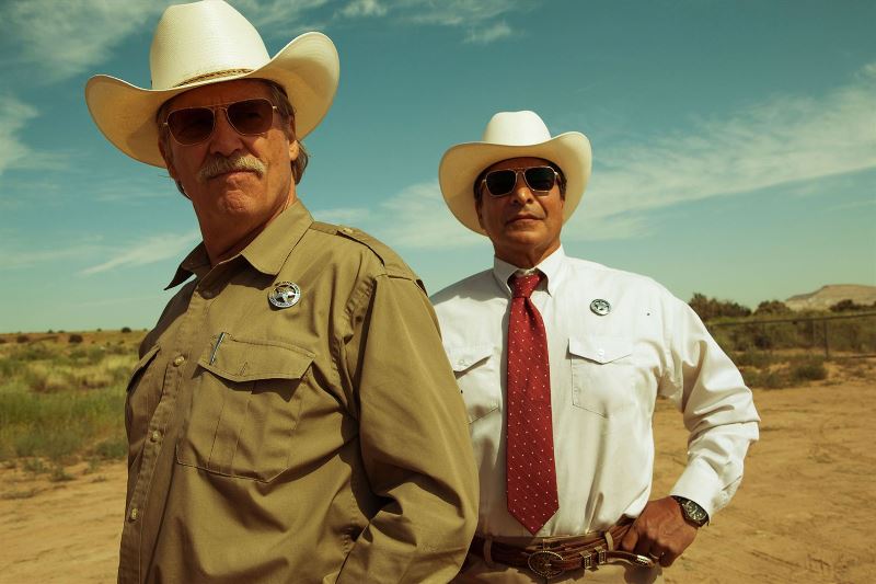 Jeff Bridges e Gil Birmingham interpretam os Texas Rangers que caçam os irmãos Howard (Foto: Divulgação).