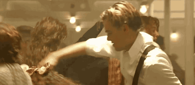 Jack dança com Cora, em "Titanic". Imagem: Reprodução