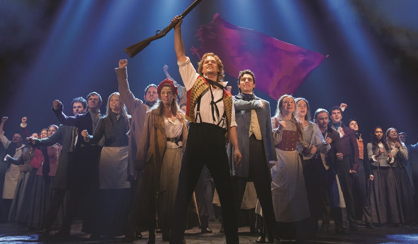 Cena do musical "Les Misérables", no Teatro Renault