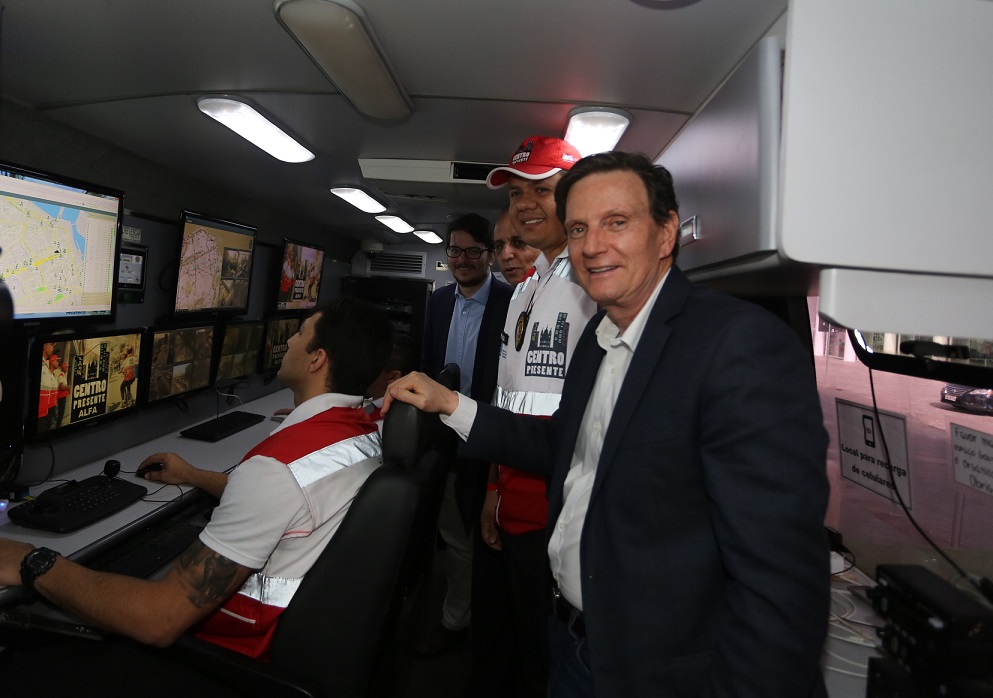O prefeito Marcelo Crivella observa o trabalho dentro do ônibus usado na Operação Centro Presente, que recebe imagens do COR. Foto: Divulgação