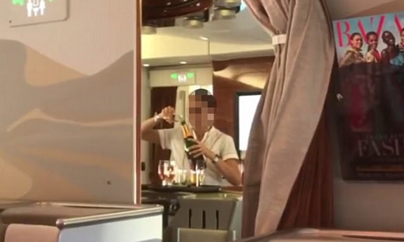 Comissária de bordo é flagrada devolvendo champanhe na garrafa. Foto: Reprodução de Internet