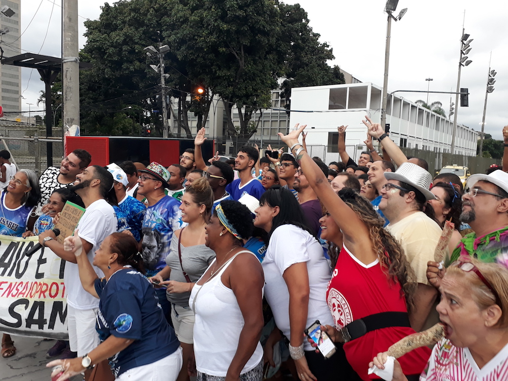 Manifestação contra cancelamento dos ensaios técnicos na Sapucaí. Foto: Vinicius Albudane