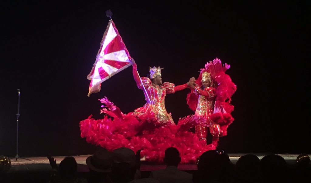 Rodrigo França e Cintya Santos, casal de mestre-sala e porta-bandeira da Porto da Pedra, no Prêmio SRzd Carnaval 2018. Foto: SRzd