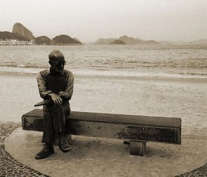Estátua Drummond, imortalizado pelas mãos do mineiro Leo Santana em Copacabana. Foto: Reprodução 