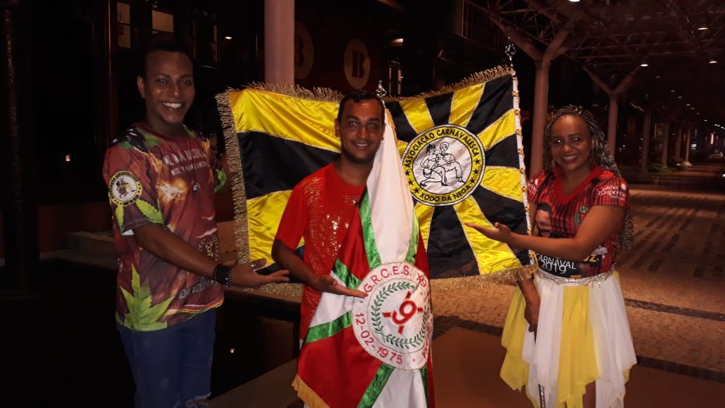 Leandro Nascimento e representantes da escola de samba Xodó da Nega para o Carnaval de 2019. Foto: Divulgação