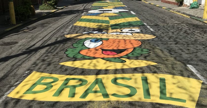 Rua Ã© pintada em expectativa pela Copa do Mundo de 2018. Foto: ReproduÃ§Ã£o/Twitter