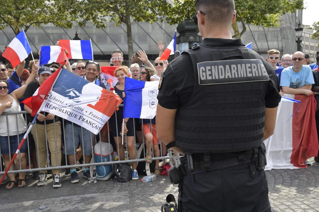 Multidão espera passagem da Seleção Francesa. Foto: Ministério do Interior da França