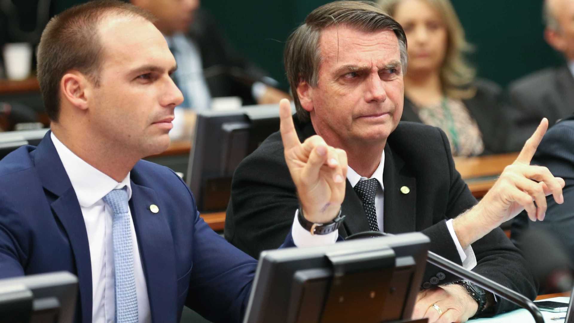 Eduardo Bolsonaro e Jair Bolsonaro. Foto: Fabio Rodrigues Pozzebom/AgÃªncia Brasil