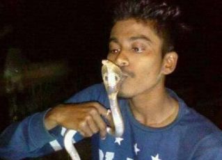 Homem beijando uma cobra. Foto: Reprodução de Internet
