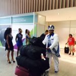 Corte do Carnaval recebe turistas em aeroporto do Rio. Foto: Riotur