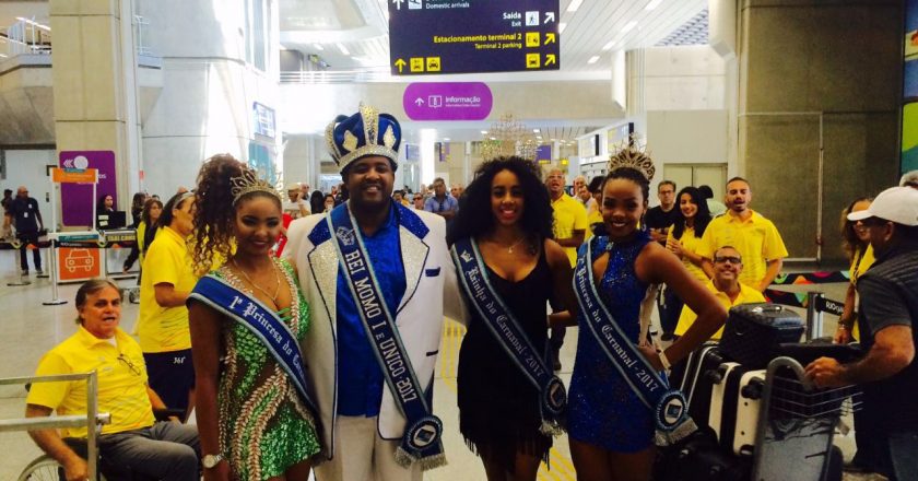 Corte do Carnaval recebe turistas em aeroporto do Rio. Foto: Riotur