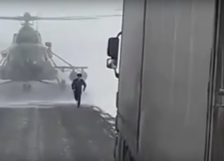 Piloto de helicóptero pede ajuda a motoristas. Foto: Reprodução/Youtube