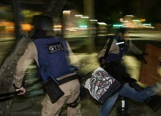 Professora é agredida pela Guarda Municipal. Crédito: Luiz Fernando Nabuco/Aduff-SSind