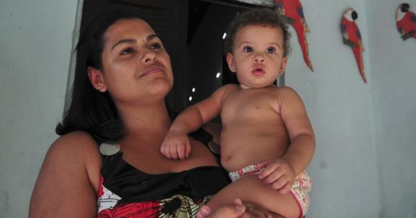 Mulher é a principal responsável por criança no domicílio. Foto: Antonio Cruz/Agência Brasil