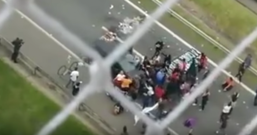 Motorista atropela manifestantes. Foto: Reprodução/Youtube