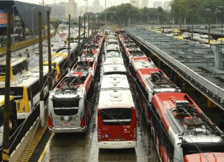 Ônibus estacionados. Foto: Tânia Rego/Agência Brasil