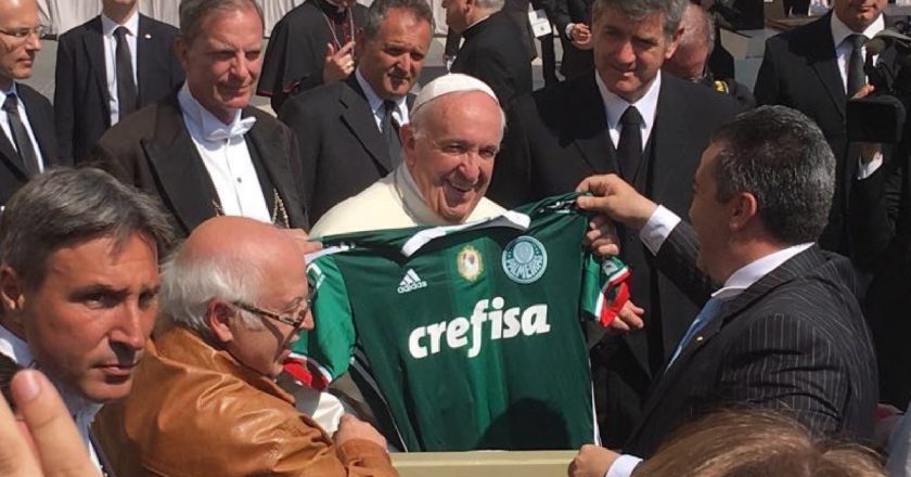 Papa Francisco com a camisa do Palmeiras. Foto: Reprodução de Internet