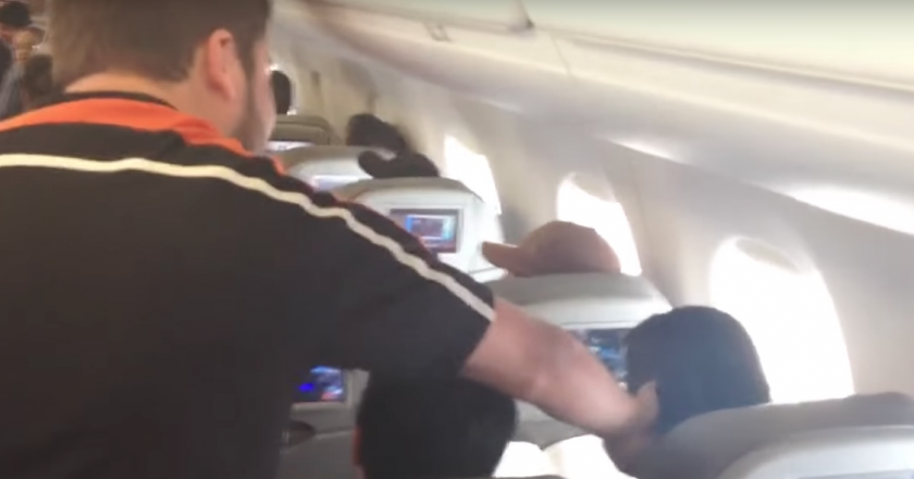 Marco Feliciano hostilizado em avião. Foto: Reprodução