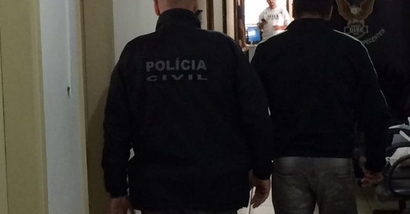 Ricardo Costa é conduzido ao Distrito Policial. Foto: Divulgação/Polícia Civil