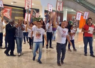 Sindicato faz manifestação com apitaço em shopping no Rio. Foto: Reprodução