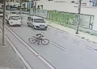 Ciclista cai e morre. Foto: Reprodução de vídeo