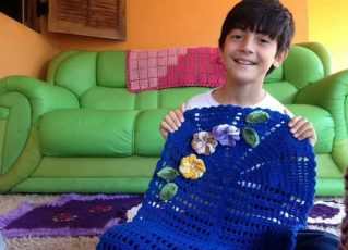 Menino de 12 anos afirma que costurar crochê é sua paixão. Foto: Arquivo Pessoal/Junior Silva