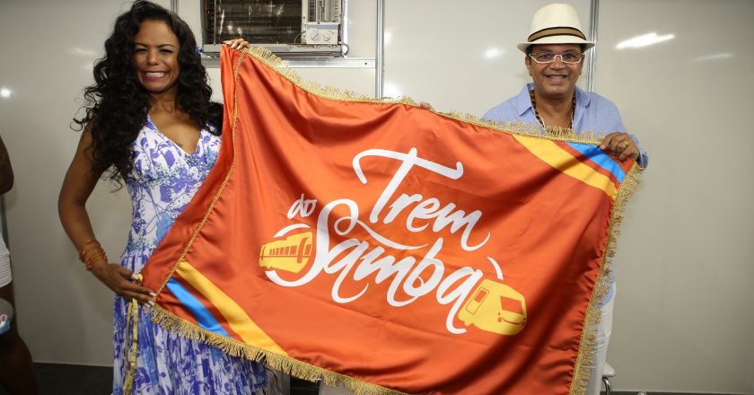 Selminha Sorriso ergue a bandeira do Trem do Samba. Foto: Divulgação
