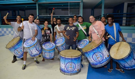 Alunos do projeto de percussão da Unidos de Vila Isabel. Foto: Eduardo Hollanda