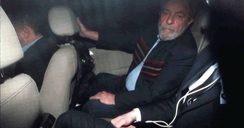 Ex-presidente Lula dentro de um carro em São Paulo. Foto: Reprodução de TV