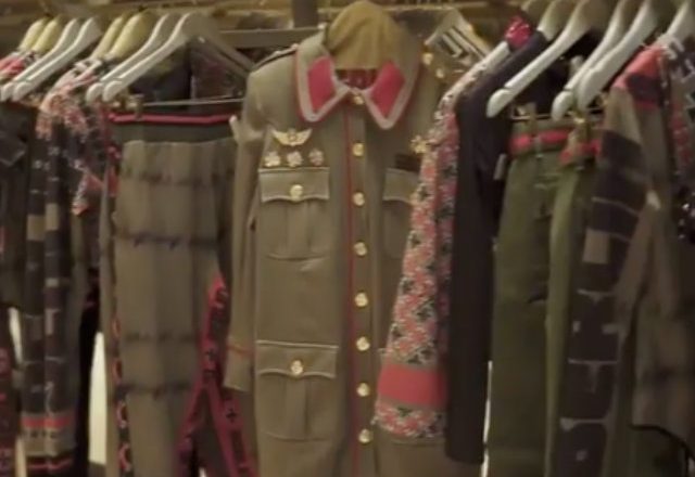 Marca brasileira é acusada de lançar coleção de roupas com símbolos nazistas. Foto: Reprodução de Internet