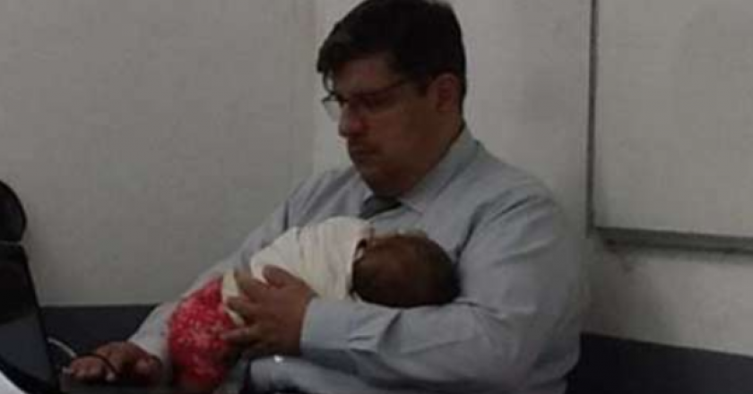 Professor Hélio Borges cuida de filha de estudante que fazia prova. Foto: Reprodução/Facebook