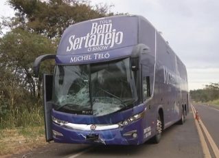 Ônibus de Michel Teló sofre acidente. Foto: Reprodução de TV
