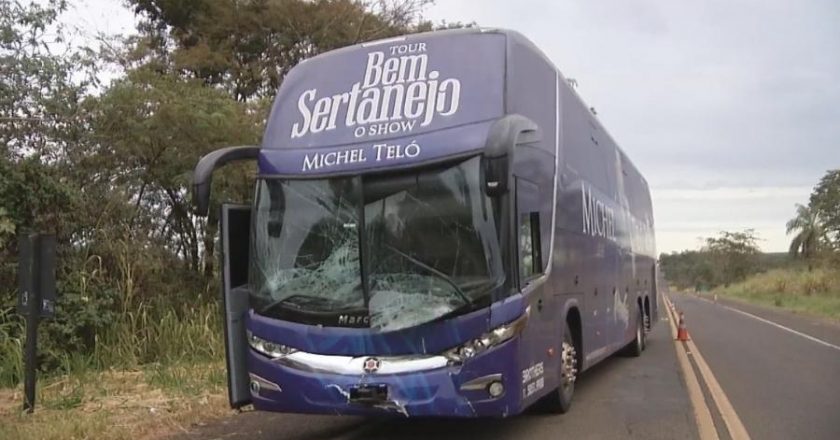 Ônibus de Michel Teló sofre acidente. Foto: Reprodução de TV
