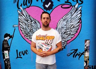 Justin Caffier, jornalista da Vice, posa em frente a mural polêmico. Foto: Reprodução/Twitter