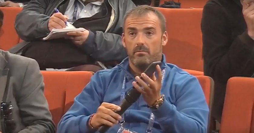Pedro Morata usa tradutor de celular durante coletiva com seleção francesa. Foto: Reprodução/Youtube
