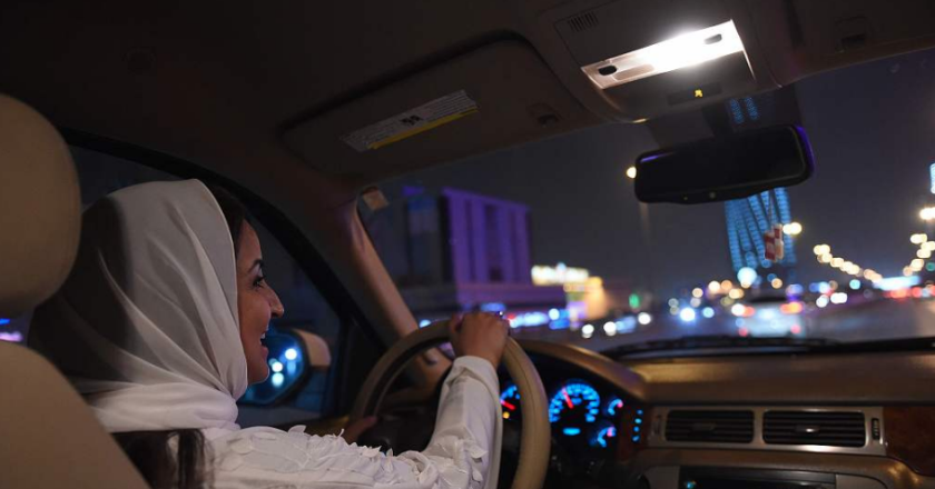 Mulher saudita dirige carro na Arábia Saudita . Foto: Reprodução/Twitter