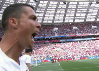 Cristiano Ronaldo marca o gol da vitória de Portugal sobre o Marrocos na Copa do Mundo. Foto: Reprodução de TV