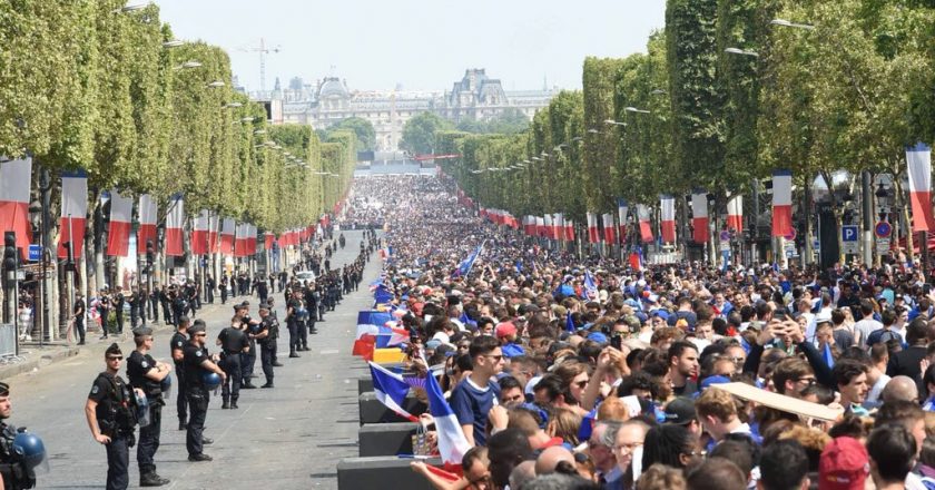Multidão espera passagem da Seleção Francesa. Foto: Ministério do Interior da França