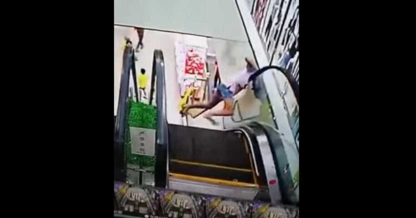 Adolescente passa sufoco ao prender a cabeça em escada rolante. Foto: Reprodução/Youtube