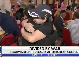 Sul-coreanos reencontram familiares na Coreia do Norte. Foto: Reprodução/Televisão