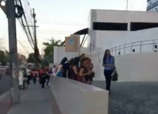 Pessoas evacuam prédios em Manaus após tremores. Foto: Reprodução/Twitter