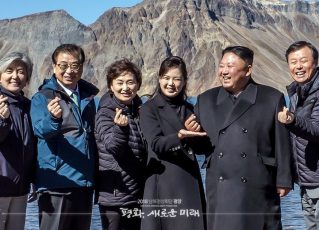Kim Jong Un faz símbolo bastante usado pelo K-Pop. Foto: Reprodução/Casa Azul