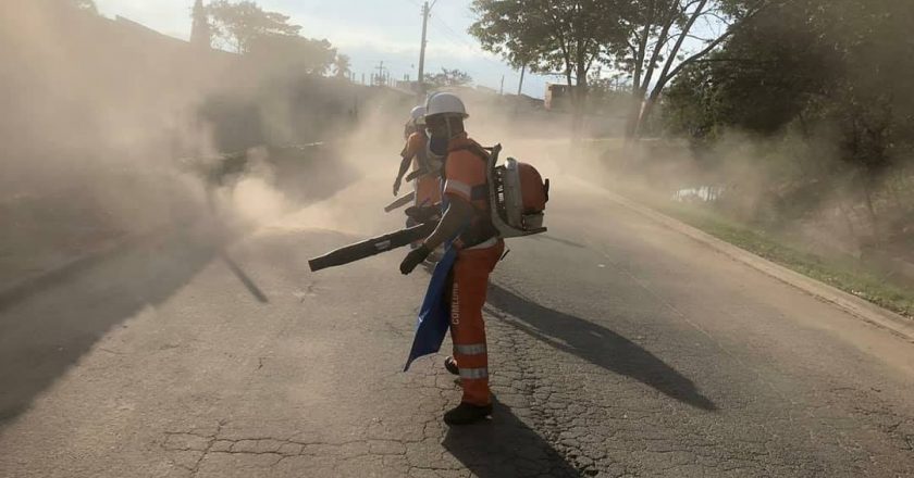 Comlurb limpa as vias após implosão do Condomínio Jambalaia. Foto: Comlurb