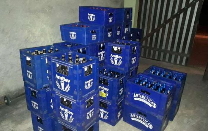 Cervejas apreendidas no quintal de policial militar. Foto: Reprodução