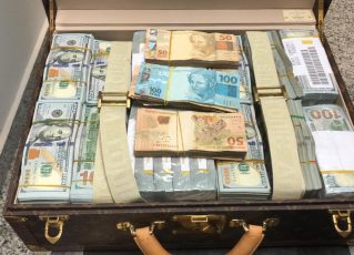 Dinheiro apreendido da comitiva da Guiné Equatorial. Foto: Divulgação