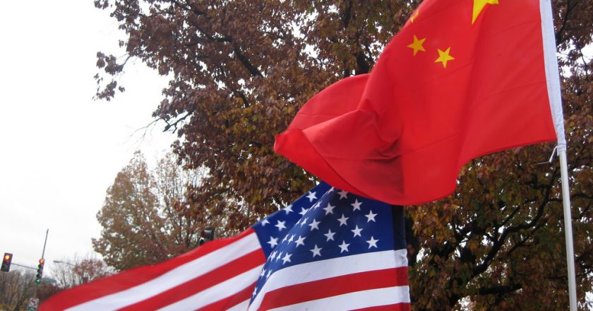 Bandeiras dos EUA e da China. Foto: Reprodução