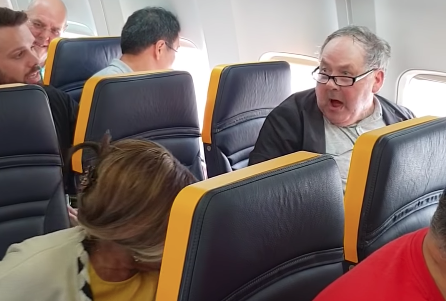 Homem hostiliza idosa em aeronave da Ryanair. Foto: Reprodução/Youtube