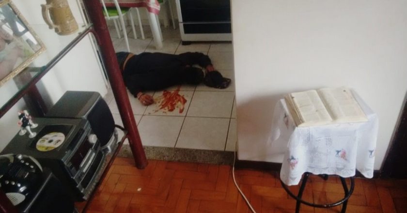 Suspeito usa ketchup para encenar própria morte. Foto: Reprodução/Facebook
