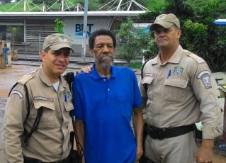 Guardas municipais ajudam idoso com Alzheimer a reencontrar a família. Foto: Divulgação