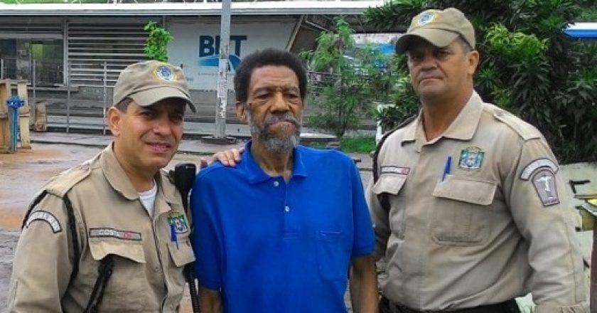 Guardas municipais ajudam idoso com Alzheimer a reencontrar a família. Foto: Divulgação